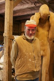 Der Bildhauer Fritz Böhme um 1996 in seinem Atelier in Hohndorf vor einer der großen Figuren aus dem "Lebenszyklus".  