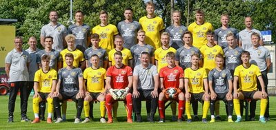 Zusammengerückt und im Teamgeist gestärkt: Für den VfB Auerbach beginnt am Sonntag die Saison in der Fußball-Oberliga. Coach Sven Köhler (zweite Reihe ganz rechts) lässt sich mit der endgültigen Startformation aber noch etwas Zeit.