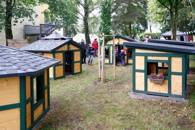 Fünf kleine Holzhäuschen stehen jetzt im Garten der Kita „Tausendfüßler“.