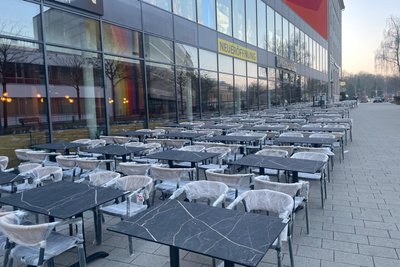 Neue Außenbestuhlung vor dem „Poseidon“ am Johannisplatz.