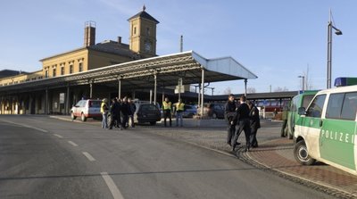 
              <p class="artikelinhalt">Polizei riegelt den Bahnhof ab. Wenig später rücken auch die Sprengstoff-Experten an. </p>
            