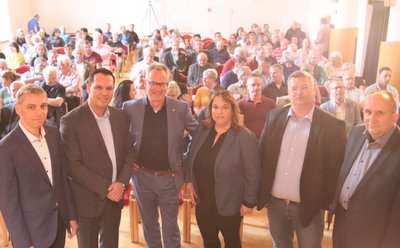 Sechs Bewerber für das Amt des Erzgebirgslandrates - das sind Volker Weber (Freie Wähler), Rico Anton (CDU), Tino Günther (FDP), Simone Lang (SPD), Torsten Gahler (AfD) sowie Holger Zimmer (Die Linke, von links)