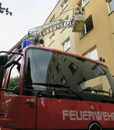 Feuerwehr verschafft sich Zugang zur Wohnung. 