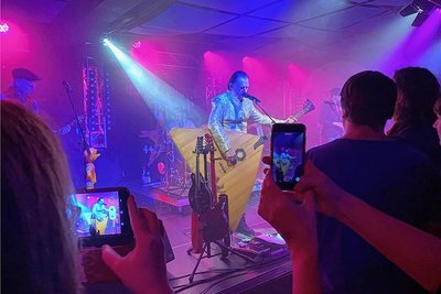 Thilo "Theo" Finke von 44 Leningrad mit der riesigen Bass-Balalaika, ein Geschenk eines ukrainischen Freundes. 