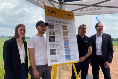 Informierten vor Ort über die zwei errichteten Windkraftanlagen (v. l.): Lara Forsans, Projektleiterin Leipziger Stadtwerke, Alexander Nattke, Projektleiter EAB New Energy, Matthias Jöde, Projektleiter Enercon, und Maik Piehler, Geschäftsführer Leipziger Stadtwerke.