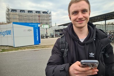 „Das klappt eigentlich gut“: Der Auszubildende Tim Herrlich nutzt vor allem an den Wochenenden die MRB nach Dresden – und hat wenig Probleme mit dem Schienenersatzverkehr.
