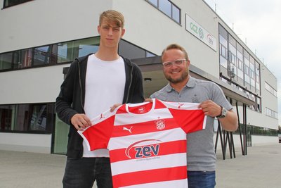 Neuzugang Lion Lauberbbach (rechts) und Co-Trainer Danny König.