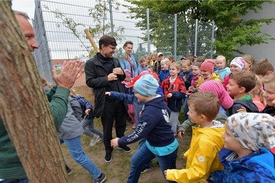 Das Grüne Klassenzimmer an der Grundschule "Am Wasserturm" in Siebenlehn wurde von Gina Gottwald, Regionalentwicklung Klosterbezirk Altzella, Matthias Lütkemeier vom Schulförderverein und Dieter Vogel (von hinten) von der ausführenden Firma Creative Garten Sachsen an die begeisterten Grundschüler übergeben. 