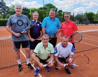 Freuen sich auf ein weiteres Jahr in der Oberliga: Udo Singer, Frank Gudde, Bernd Jendros und Steffen Bolz (h. v. l.) sowie Roland Werner und Wolfhard Brockhaus vom TC Frankenberg. 