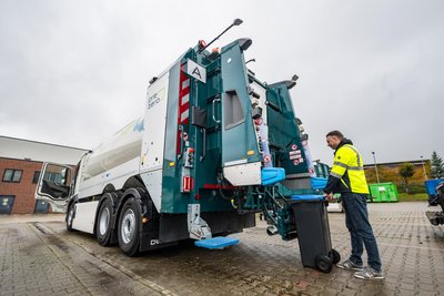Die Aufbauten des Fahrzeugs sind wie bei einem herkömmlichen. Maik Gronau, Geschäftsführer Prezero Logistik in Deutschland, führt die Funktion vor.