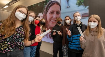 Im Einsatz für Anna (auf der Leinwand) waren am Mittwoch ihre Freunde und Mitschüler.