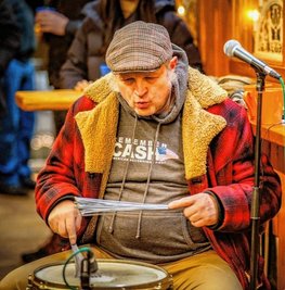 Bodo Martin spielt auf dem Weihnachtsmarkt und in einer Fernsehshow am Heiligabend.