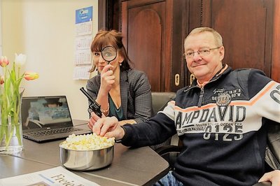 Redakteurin Denise Märkisch und der Polizeihauptkommissar a. D. Ullrich Laukner haben gemeinsam den Erzgebirgskrimi "Verhängnisvolle Recherche" geguckt.