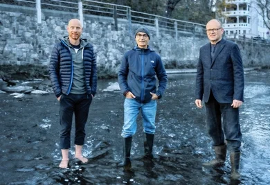 Lars Gröer wagte sich barfuß in den Fluss, Dirk Hanus und Hans Rother (von links) zogen lieber Gummistiefel an.