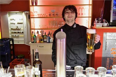 So kennen ihn die Besucher: Barchef Peter Nattrodt im Klub Alte Mensa Freiberg ist immer guter Dinge. 