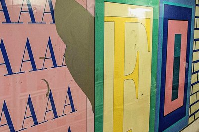 Beschädigt und beschmiert: die Kunsttafeln im Bahnsteigtunnel in Flöha: 