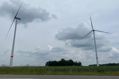 Die beiden Windräder drehen sich nahe der Bundesstraße 107 südlich von Wiederau.