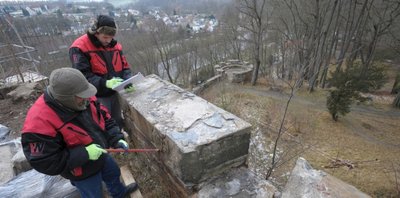 Helmut Ries und Gerhard Stricker erneuern den Kanonenhof am Schloss Wolkenburg. 