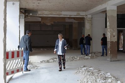 Nach dem Aufstellen des Bauschildes informierten sich die Rathausmitarbeiter über den Fortgang der Bauarbeiten im Inneren. Für den Innenausbau laufen zurzeit die Ausschreibungen. 