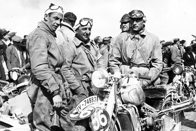 Bei der 17. Sechstagefahrt 1935 in Oberstdorf gewannen die DKW-Rennfahrer Arthur Geiß, Walfried Winkler und Ewald Kluge (v. l.) als erste deutsche Mannschaft die Silbervase.