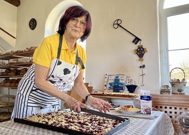 Hella Reich, Schatzmeisterin im Backhaus-Verein, beim Blechkuchen-Schneiden.