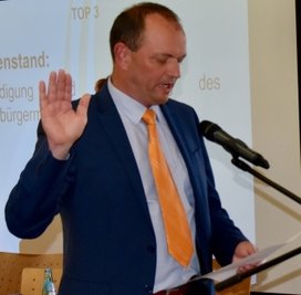 Wegen einer Coronaerkrankung konnte Limbach-Oberfrohnas Oberbürgermeister Gerd Härtig erst jetzt vereidigt werden. 