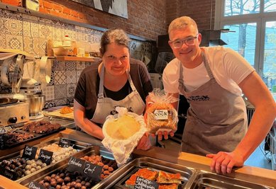 Antje Steinert und Paul Nitzsche backen italienische Panettone.