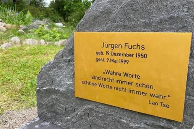 Der im Garten des Reichenbacher Gymnasiums errichtete Gedenkstein für Bürgerrechtler und Autor Jürgen Fuchs ist beseitigt. Der in Reichenbach geborene Jürgen Fuchs galt als einer der wichtigsten und klügsten Köpfe der DDR-Opposition.
