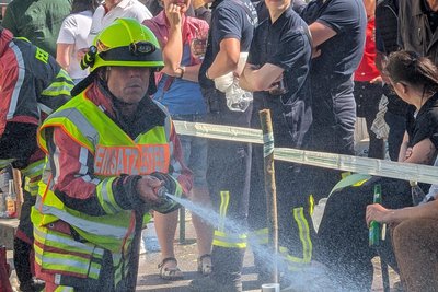 Feuerwehrfest in Nassau: Konzentration ist alles, denn der Spaß-Wettbewerb ist kompliziert. Die Mitglieder der FFW Rechenberg-Bienenmühle (Foto) gaben alles, doch den Sieg errangen die Frauensteiner. Foto: Mathias Herrmann