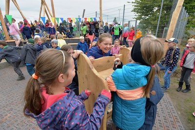 Diese Mädchen inspizieren gerade das neue Lehrerpult im Grünen Klassenzimmer der Grundschule "Am Wasserturm" in Siebenlehn.