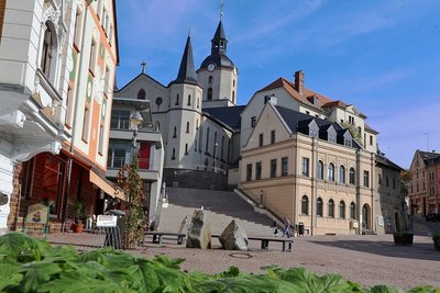 Der Teichplatz verwandelt sich am Sonntag zum Open-Air-Konzertsaal. Foto: Andreas Kretschel/Archiv