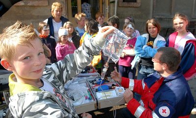 
              <p class="artikelinhalt">Gesundheitstag an der Grundschule Rossau: Rettungsassistent Matthias Hähnchen erklärt den Drittklässlern die Ausstattung eines Autos, Darius darf einen Infusionsbeutel halten. </p>
            