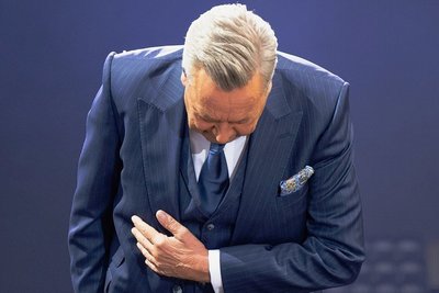 Nach perfekter Show auf der Bühne am Elbufer: Roland Kaiser.