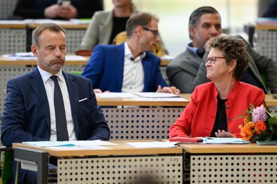 BSW-Landeschef Jörg Scheibe (l.) reagiert erleichtert nach seiner Wahl zum dritten Vizelandtagspräsidenten - neben ihm seine Co-Vorsitzende und Fraktionschefin Sabine Zimmermann.