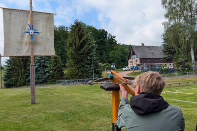 Bei diesem Vogelschießen können sich alle Gäste beteiligen. Später findet noch das Herz-Schießen für die Lichtenberger statt: Nur sie dürfen Schützenkönig und -königin werden, weil sich der Festumzug im nächsten Jahr danach ausrichtet.