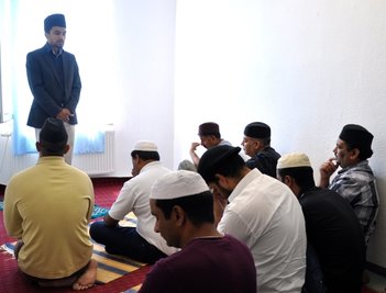 Freitagsgebet der Leipziger Ahmadiyya-Gemeinde im Gebetsraum in derEisenbahnstraße mit Imam Arif Said Ahmed. 
