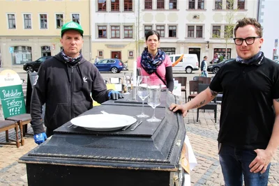 Jens Hennig (von rechts), Maika Kreller und Sanja Koch haben sich am 24. April 2020 an einer Protestaktion von Gastronomen gegen die zeitweilige Schließungen ihrer Häuser im Zusammenhang mit der Coronapandemie beteiligt.