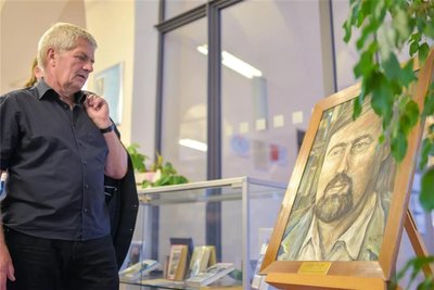 2020. Roland Jahn, Bundesbeauftragter für die Stasi-Unterlagenbehörde, besucht die Jürgen-Fuchs-Bibliothek.