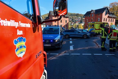 Blick auf die Unfallstelle an der McDonalds-Kreuzung in Aue: Am Sonntag sind hier zwei Fahrzeuge frontal kollidiert.