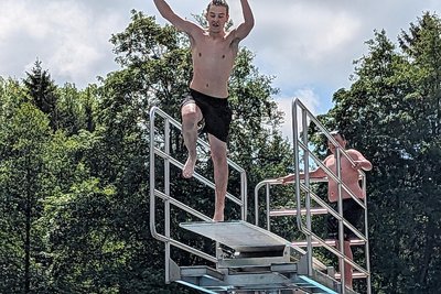 Saisoneröffnung im Freibad Mulda: Zum Glück zeigte sich die Sonne am Sonnabend doch noch großzügig.