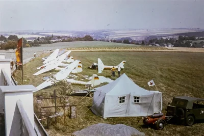 Auf dem Foto sind bei einem Flugplatzfest in Burgstädt Ende der 1970er-Jahre Segelflugzeuge zu sehen.