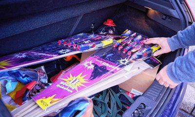 Das Feuerwerk gehört für viele Plauener an Silvester dazu. Seit Donnerstag verkaufen Discounter und Märkte Raketen und Knaller.