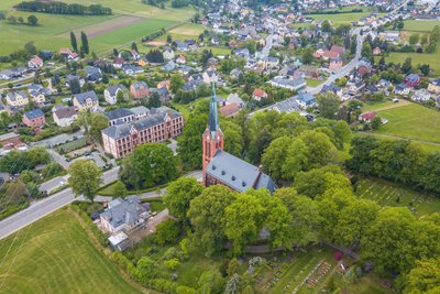Grundschule, Kirche und Feuerwehr liegen in Hohndorf eng beieinander.