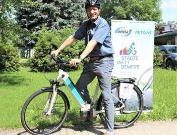 Flöhas Oberbürgermeister Volker Holuscha wird für eine Woche ein E-Bike zur Verfügung gestellt, damit er und seine Verwaltungsmitarbeiter imStädtewettbewerb möglichst viele Kilometer abspulen. 
