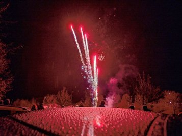 Die Batterien locken mit verschiedenen Höhen, die ihre Raketen erreichen, und unterschiedlicher Brenndauer des Feuerwerks.