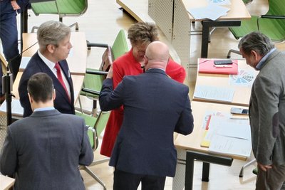 SPD-Chef Henning Homann begrüßt BSW-Fraktionschefin Sabine Zimmermann in einem Gespräch zwischen SPD- und BSW-Abgeordneten im Plenum.