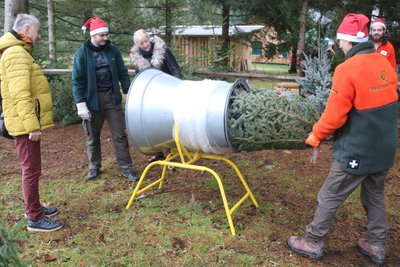 Jens und Simone Bedarff (1. und 3. v.l.) aus Oederan kauften sich ihren diesjährigen Weihnachtsbaum im Arboretum Augustusburg.