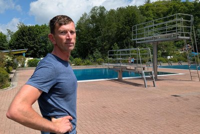 Freibad-Saisoneröffnung in Mulda: René Exner, Fachangestellter beim Bäderbetrieb Mulda, konnte am Sonnabend das Freibad wie geplant um 12 Uhr öffnen.