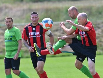 Reinsdorf-Vielau (in grün mit Carsten Pfoh/l. und Mirco Wemme/r.) verlor zu viele wichtige Spiele, wie hier beim 2:4 gegen Abstiegskonkurrent Reichenbrand (mit Markus Vettermann/l. und Michael Koch/r.). 