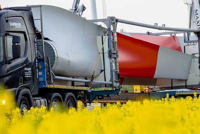 Angekommen sind die Transporter - hier mit einem Rotorteil - am Samstagmorgen in Jöhstadt. In den kommenden Tagen wird die Anlage mit einer Leistung von 0,8 Megawatt aufgestellt. 